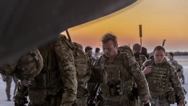 أرسلت بريطانيا قوة عسكرية إلى قبرص للمساعدة في إجلاء الرعايا البريطانيين من السودان