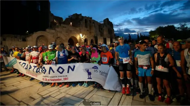 Atletas esperam na largada da Spartathlon