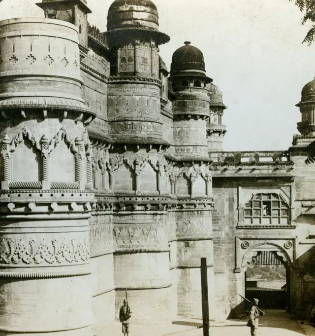 बायजाबाई शिंदे, सिंदिया, ग्वाल्हेर किल्ला, Baijabai Shinde Scindia, Gwalior Fort, कोल्हापूर घाटगे, पेशवे, महादजी शिंदे, ज्योतिरादित्य शिंद, Jyotiraditya. कागल, सखाराम सर्जेराव घाटगे, Kagal, Sakharam Ghatage, पारसनीस द. बा. PARASNIS