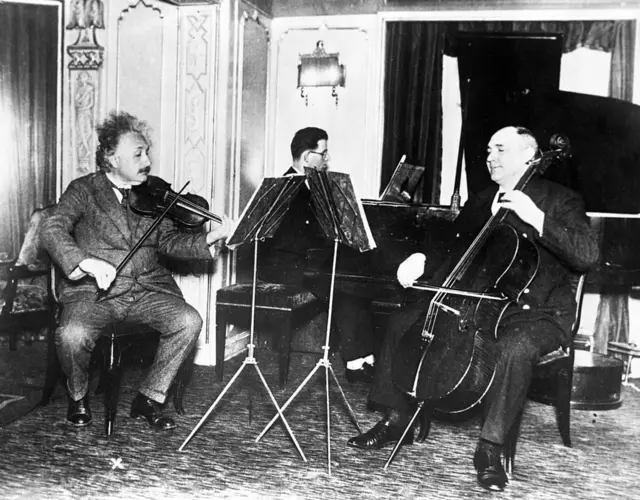 Albert Einstein tocando el violín en un trío musical