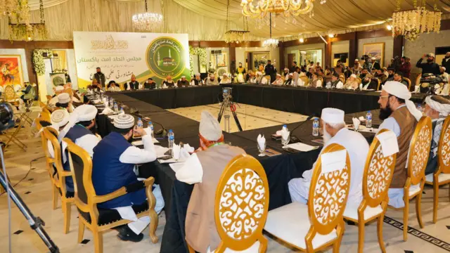 عکسی از نشست مجلس اتحاد امت پاکستان در کراچی با شرکت شماری از برجسته‌ترین علمای دینی آنکشور