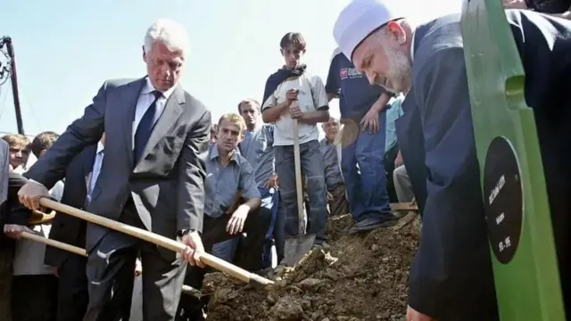 У 2003 році Білл Клінтон взяв участь у відкритті меморіалу жертвам геноциду у селі Поточари й похованні кількох загиблих