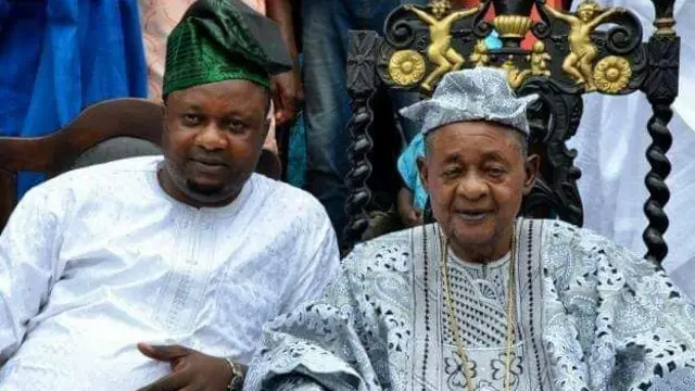 Ọmọọba Adebayọ pẹlu baba rẹ Alaafin Adeyẹmi III
