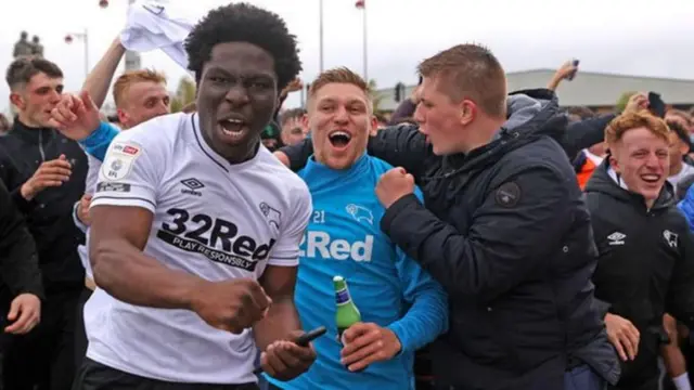 جشن بقا بازیکنان داربی در آخرین روز فصل ۲۱-۲۰۲۰ 