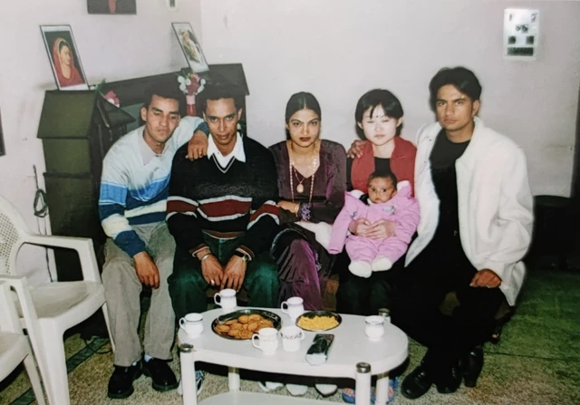 ਸੁਖਪਾਲ ਸਿੰਘ ਤੇ ਰਿਨ ਦੀ ਮਾਂ ਹੋਰ ਪਰਿਵਾਰਕ ਮੈਂਬਰਾਂ ਨਾਲ