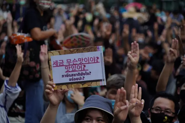 ผู้ชุมนุมกลุ่ม "ราษฎร" รวมตัวกันที่แยกราชประสงค์