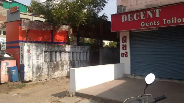 એક સોસાયટીની દિવાલ પર ચિતરવામાં આવેલી લાલ ચોકડીનો ફોટોગ્રાફ