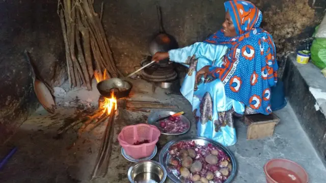 Bi.Mwanaisha Makame,akipika chakula ambacho kinatumia kiungo cha mwani