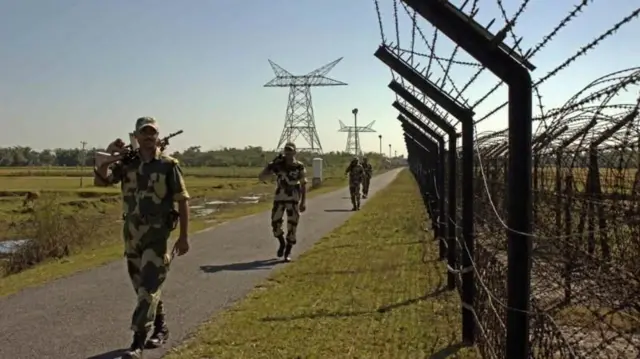ভারত-বাংলাদেশ সীমান্তে কাঁটাতারের বেড়ার পাশে বিএসএফের পাহারা