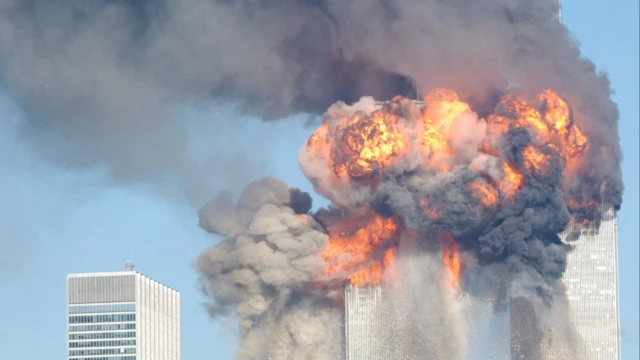 برج‌های تجارت جهانی پس از حمله هواپیماها فروریختند