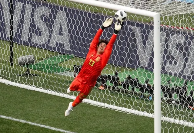 La espectacular volada de Memo Ochoa para sellar la victoria parcial de México.