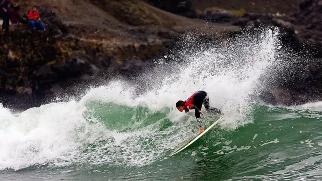 Sofia Mulanovich de Perú surfea durante el Movistar Peru Classic el 5 de junio de 2010 en Lobitos, Perú.
