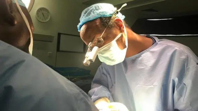 Доктор Адан Абдулахи оперише у његовој болници у Најробију