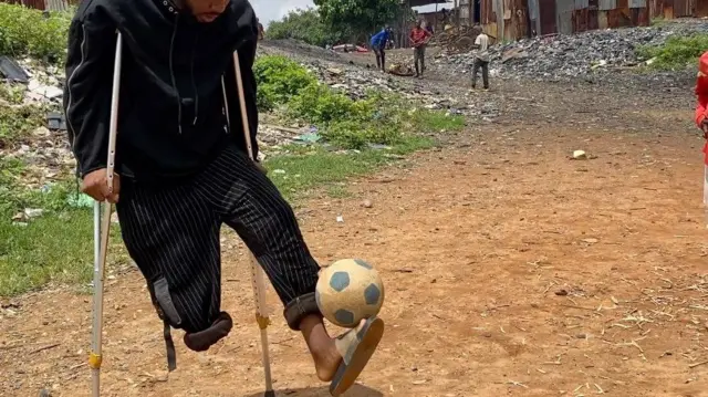 Sikiru dey raise ball