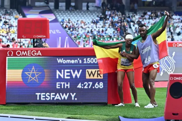 Atileet Yaayyash Geexee Tasfaaw (bitaa) fi kan ishee qajeelchu Kindu Sisaay Girmaa (mirgarra jiru) waliin Rikardii Addunyaa dorgommii 1500m dubartootaa damee T11’n injifatanii yoo gammachuun ibsan