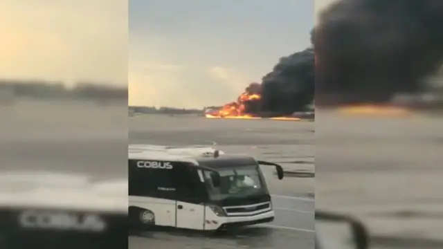 горящий самолет