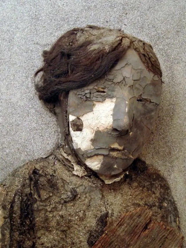 A Chinchorro mummy in the Museo Universidad de Tarapacá in San Miguel de Azapa. The mummy is of a male adult estimated to be from between 3500-3000BC