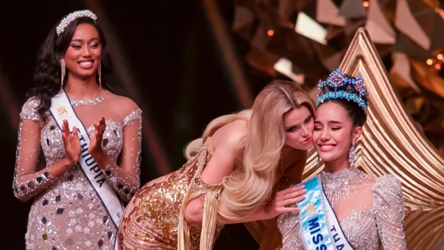 အလှမယ် အိုပယ် သရဖူ ဆောင်းလိုက်တဲ့အခိုက်အတန့်