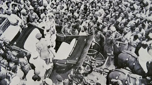 لارډ ماونډ بېټن له خپلې ښځې ايډوينا سره د اګست پر ۱۴ د خلکو تر منځ په بګۍ کې ولاړ ښکاري.