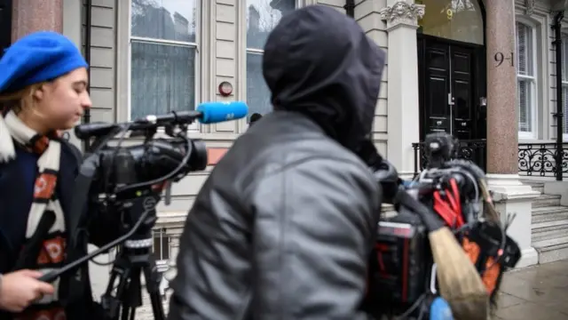 Varios medios de comunicación se han apostado en la entrada de la firma Orbis, donde trabaja Steele.