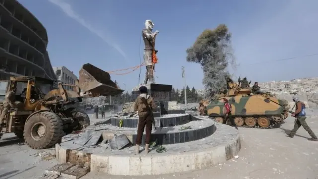 بعد از تصرف عفرین مجسمه کاوه آهنگر به عنوان نماد مقاوت شهر پایین کشیده شد