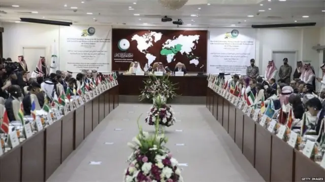 માત્ર મુસ્લિમ દેશો જ OICના સભ્ય બની શકે છે. સભ્ય દેશો ઉપરાંત રશિયા, થાઈલૅન્ડ અને અન્ય કેટલાક દેશોને ઑબ્ઝર્વરનું સ્ટેટસ આપવામાં આવ્યું છે.