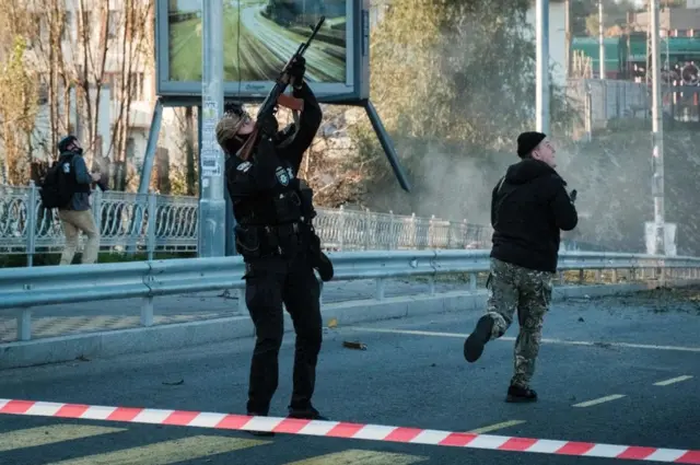 Украинские военные стреляют по дрону в Киеве