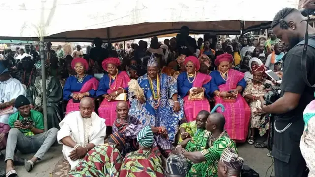 Àwọn èèyàn tó kópa níbi ayẹyẹ Ìwọpópó