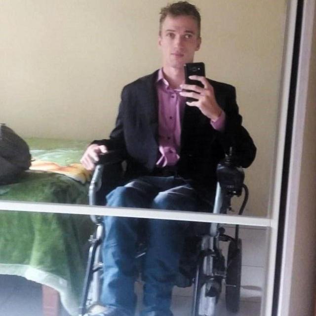 Leandro sentado na cadeiraslots que pagam de verdaderodas dele tirando uma fotoslots que pagam de verdadesi mesmo na frente do espelho no quarto dele, ao lado da cama