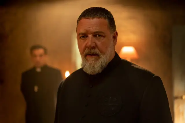 Cena do filme Exorcista do Papa, com Russell Crowe