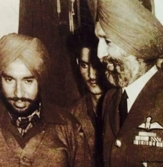 போர்க்கைதியாக இருந்து விடுவிக்கப்பட்ட பிறகு, இந்திய விமானப்படை தளபதி அர்ஜுன் சிங்குடன் ப்ர்ஜ்பால் சிகந்த்