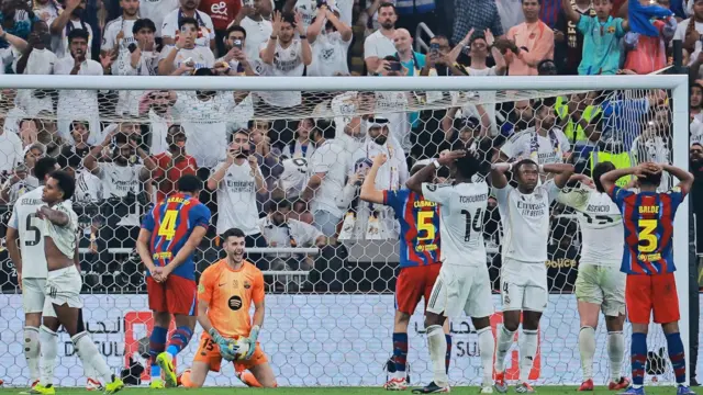 لحظه افسوس بازیکنان رئال پشت دروازه بارسلونا پس از ناکامی تلاشها باری گل زدن