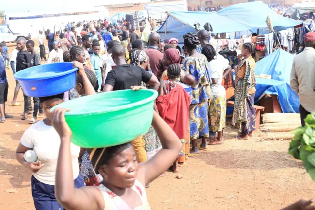 Abagore babiri bavuye kuvoma ku kibuga c'umupira w'amaguru ca Rugomboi mu ntara ya Cibitoke