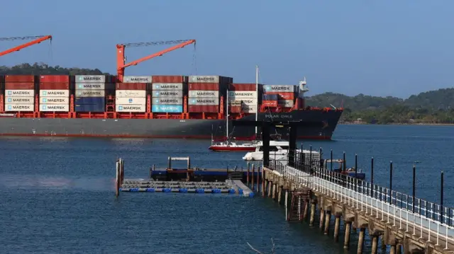 Konteynerlar ortilgan kema