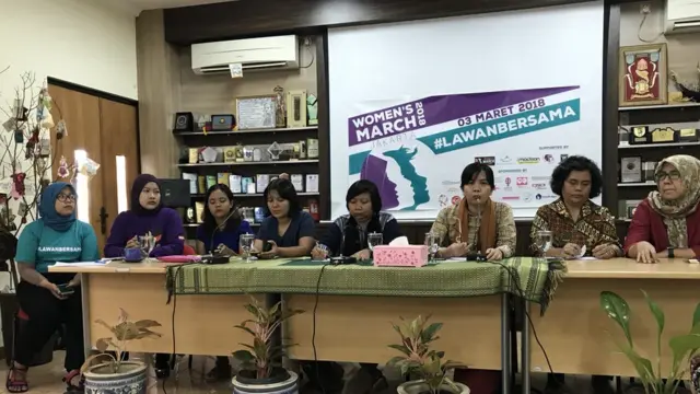 Komisioner Komnas Perempuan Mariana Amiruddin (ketiga dari kanan) dalam konferensi pers Women's March di Jakarta, Kamis (01/03).