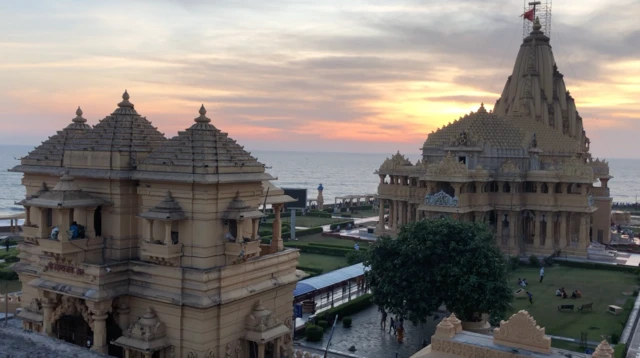 મહમદ ગઝનવીના ઇતિહાસકારો તેને ખલીફાની નજરમાં માત્ર મૂર્તિભંજક તરીકે નહીં, પરંતુ ભારતમાં ઇસ્લામી શાસનના સ્થાપક તરીકે આગળ વધારવા ઇચ્છતા હતા.