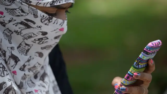 స్మార్ట్ ఫోన్‌తో యువతి / Girl with smartphone