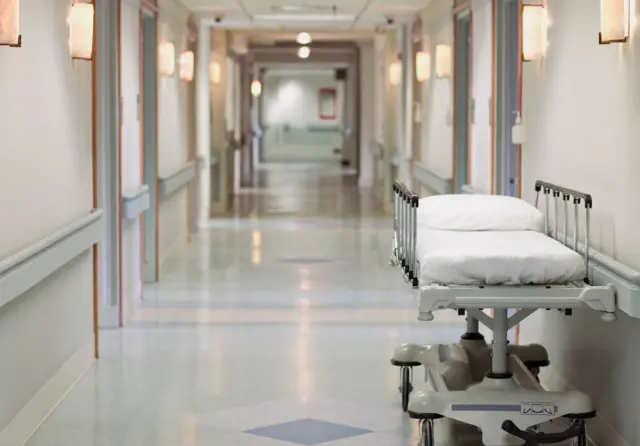 foto de una camilla en el pasillo de un hospital