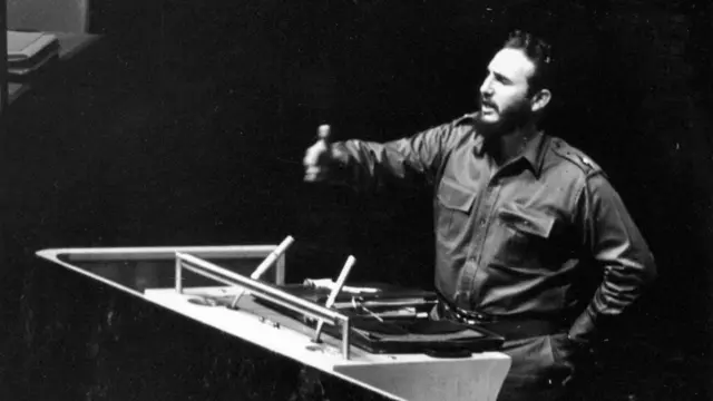 Fidel Castro BM kürsüsünde konuşma yaparken. siyah beyaz fotoğraf. 