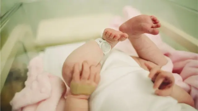 વિકાસગૃહ સંસ્થામાં રહેતાં એક માનસિક અસ્થિર યુવતી ગુરુવારે સવારે સાડા સાત વાગ્યાની આસપાસ ટૉઇલેટ ગયાં હતાં તે દરમિયાન તેમની પ્રસૂતિ થઈ ગઈ હતી