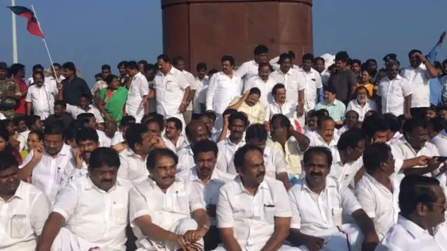 ஸ்டாலின் தலைமையில் திமுக சட்டமன்ற உறுப்பினர்கள் மெரினா கடற்கரையில் தர்ணா