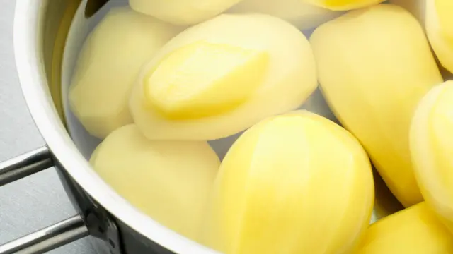 Batatas dentro da água