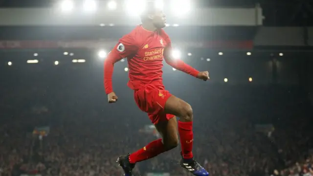 واينالدوم يحتفل بهدفه