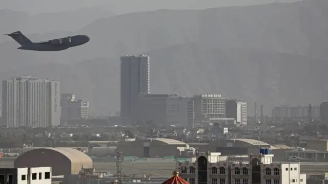 અફઘાનિસ્તાનના કાબુલ ઍરપૉર્ટથી ઘણા દેશો પોતાના નાગરિકોને અને શરણાર્થીઓને બહાર કાઢી રહ્યા છે