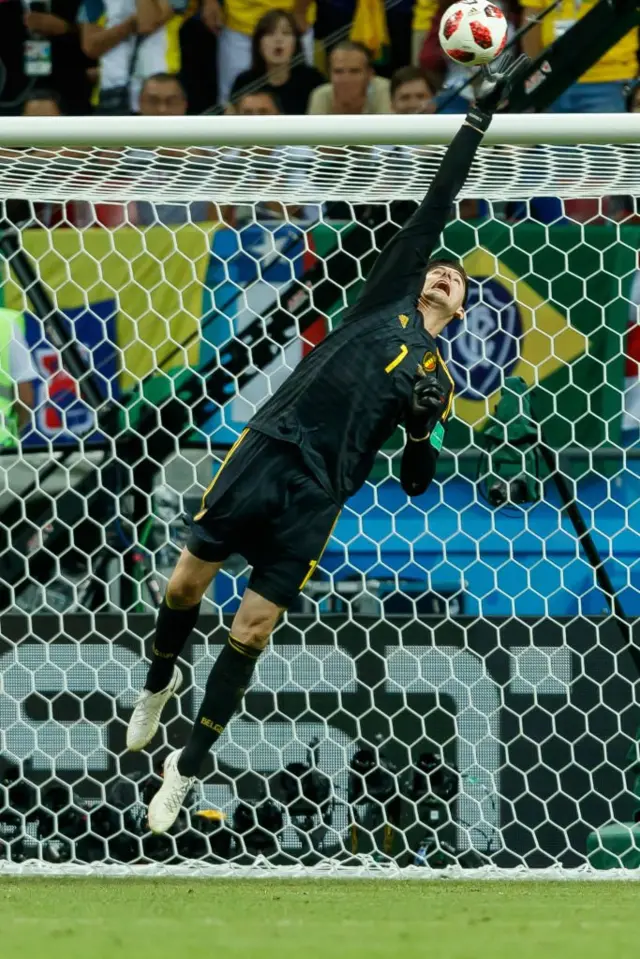 La fabulosa estirada de Courtois para salvar a Bélgica.