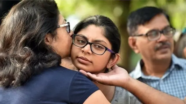 மகளை அணைத்து கொள்ளும் தாய்