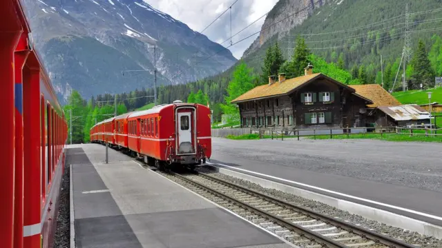 В других странах пунктуальность как явление умирает. Но не в Швейцарии, где на любой пустынный полустанок поезд приходит минута в минуту