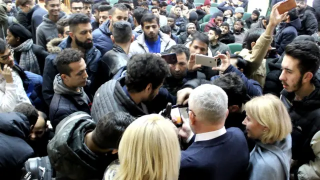 Студенти оточили представника університету