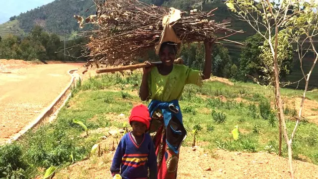 Abaturage bahawe inzu muri uyu mudugudu ngo barazishimiye cyane