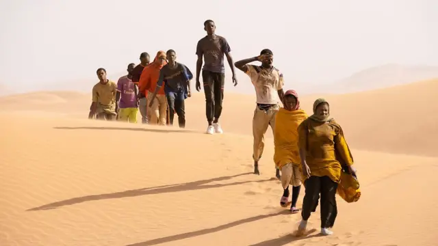 Migrantes caminhando no deserto do Saaravip sport betcena do filme 'Eu, Capitão'